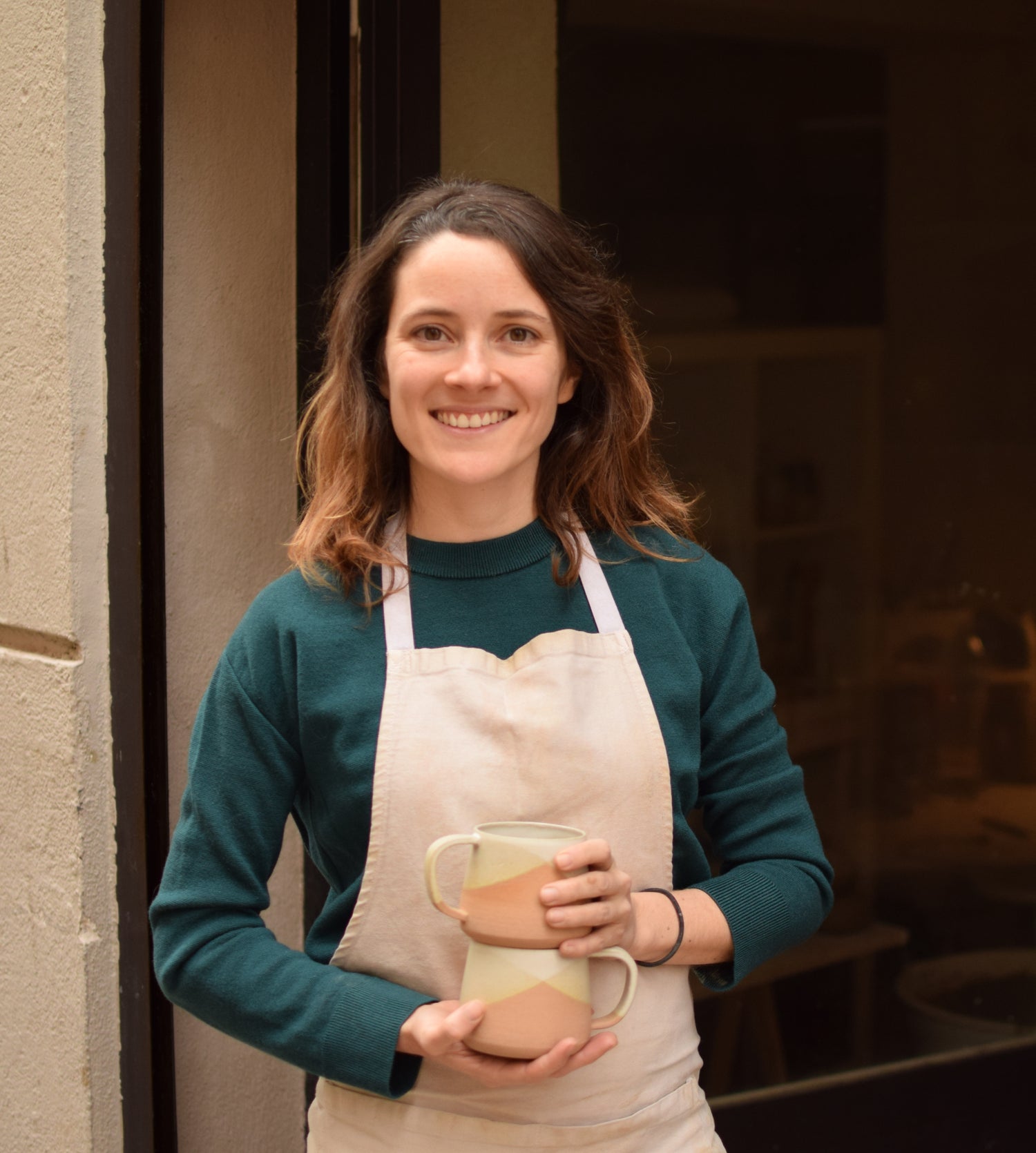 Photo de Cécile Audouit, devant son atelier de céramique artisanale à Vallauris